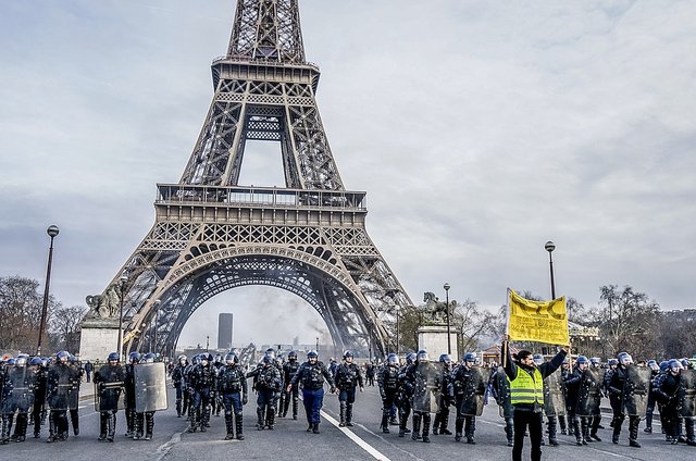 Riot police bear down on Gilets Jaunes in Paris (photo by Norbu Gyachung