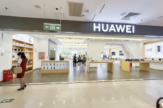 Huawei store at Beijing airport, pic by N509FZ