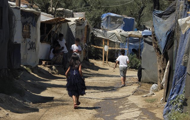 Moria refugee camp before it burnt down – photo by Faktengebunden